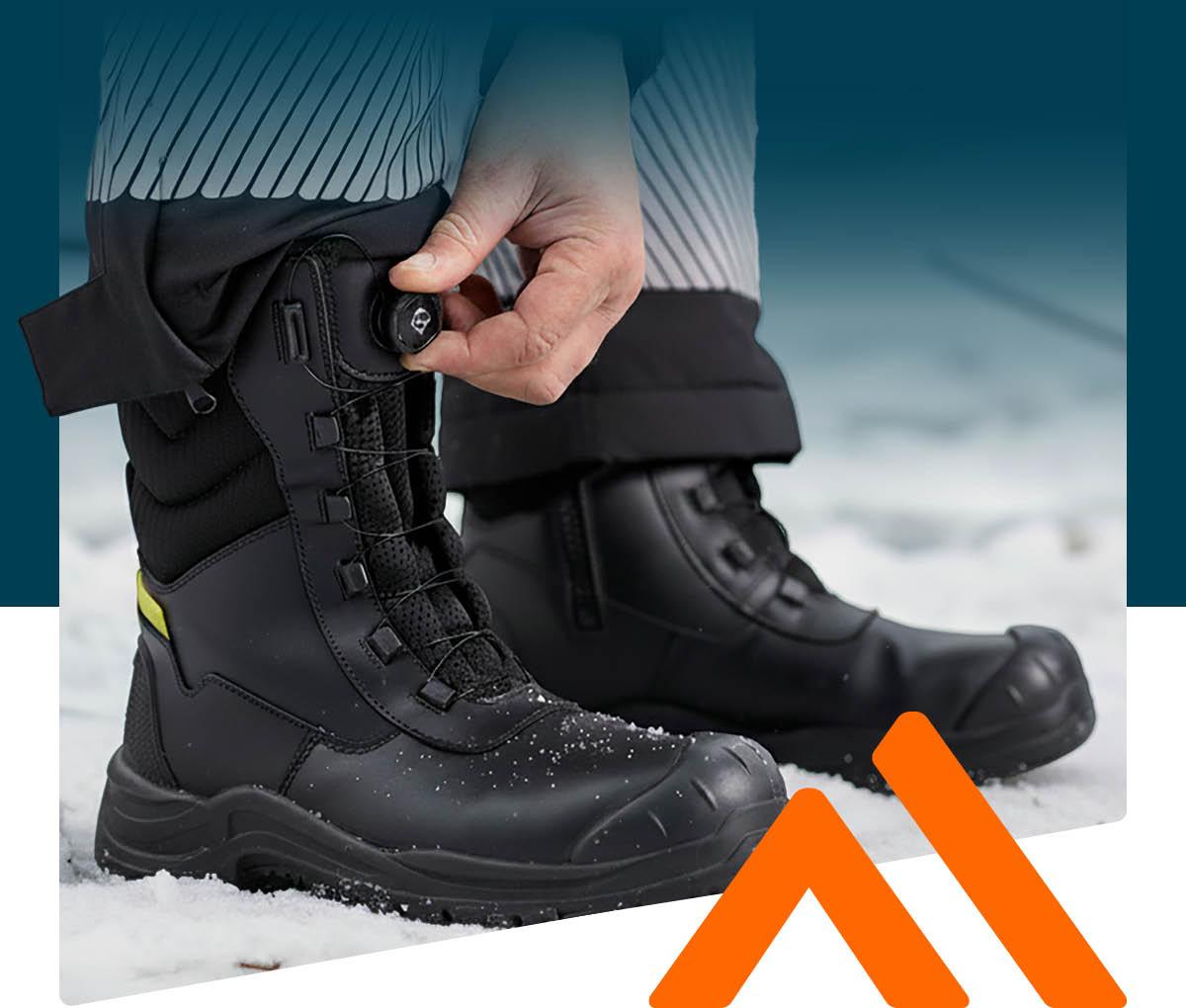 Persona ajustando las botas altas de invierno FD05 sobre suelo nevado. Persona ajustando las botas altas de invierno FD05 sobre suelo nevado.